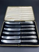 A boxed set of silver handled butter knives, hallmarked for Sheffield 1929.
