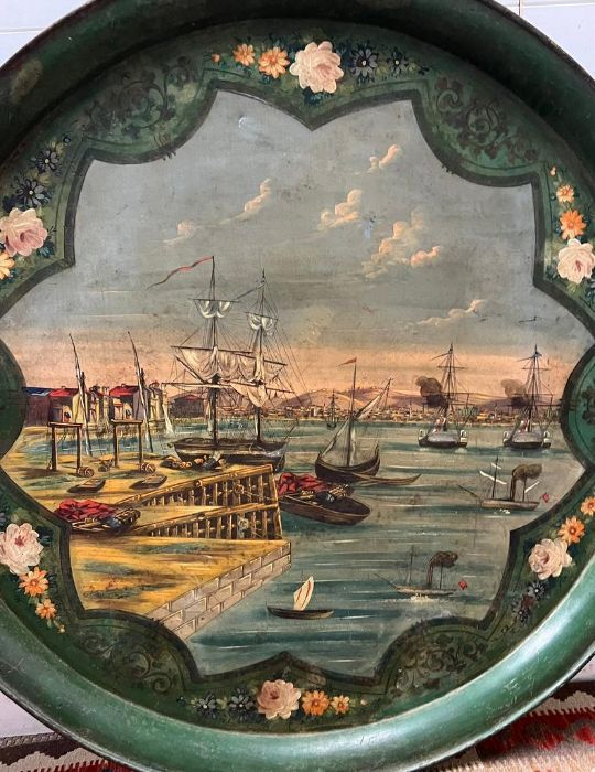 A large metal hand painted tray or wall hanging with port scene (Dia120cm) - Image 5 of 6