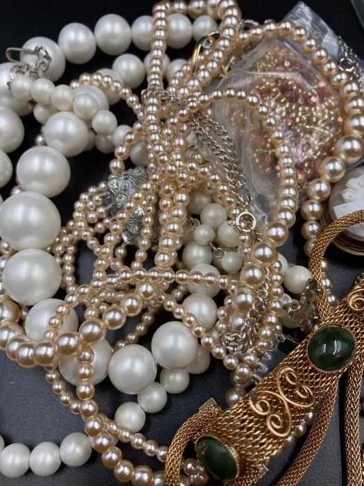 A small volume of costume jewellery to include brooches, pearl necklaces etc. - Image 3 of 5