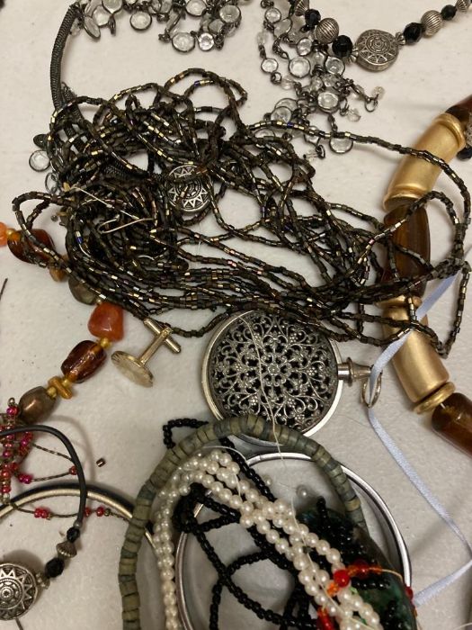 A quantity of costume jewellery