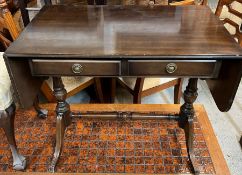 A drop sided sofa table on down swept legs (H74cm W86cm D50cm)