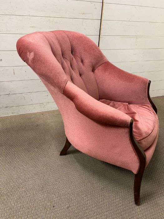 A pink velvet button back fire side chair - Image 2 of 3