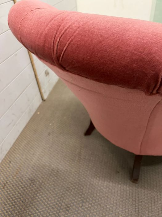 A pink velvet button back fire side chair - Image 3 of 3