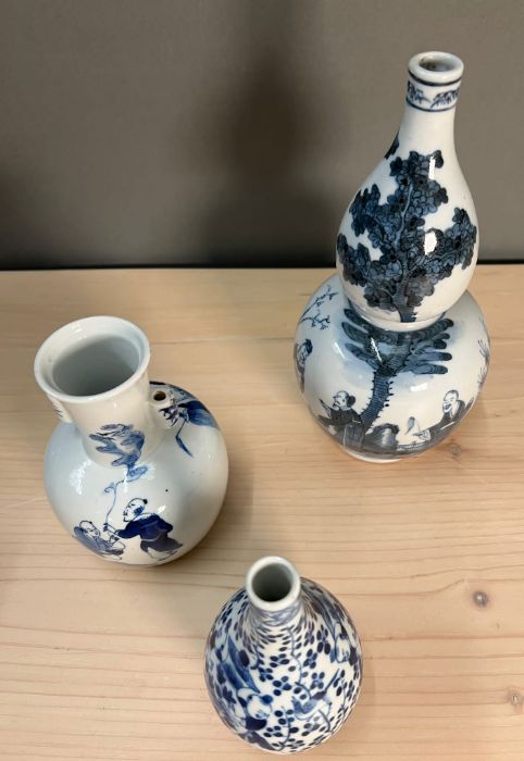 Three blue and white vases - Image 4 of 4