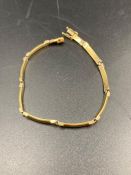 An 18ct gold, marked 750, articulated bracelet in yellow gold (Approximate Total Weight 11g)