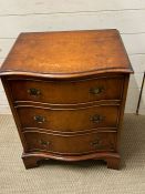 A serpentine fronted Bevan burr walnut reproduction chest of drawers (H67cm W53cm D42cm)