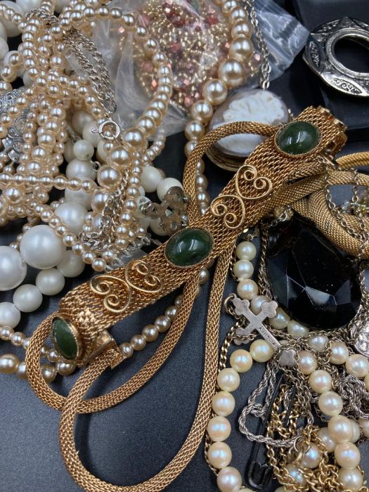 A small volume of costume jewellery to include brooches, pearl necklaces etc. - Image 2 of 5