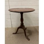 A mahogany pedestal table on tripod legs (H68cm Dia60cm)