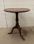 A mahogany pedestal table on tripod legs (H68cm Dia60cm)