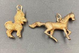 Two 9ct gold charms one of a horse, the other of a donkey (approximate total weight 17g)