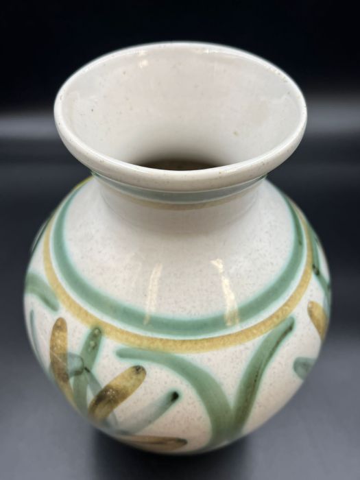 A Mid Century Cinque Ports pottery vase (26cm) - Image 4 of 4