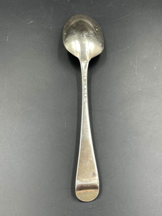 A single hallmarked Georgian spoon (Approximate total weight 56g) - Image 3 of 3