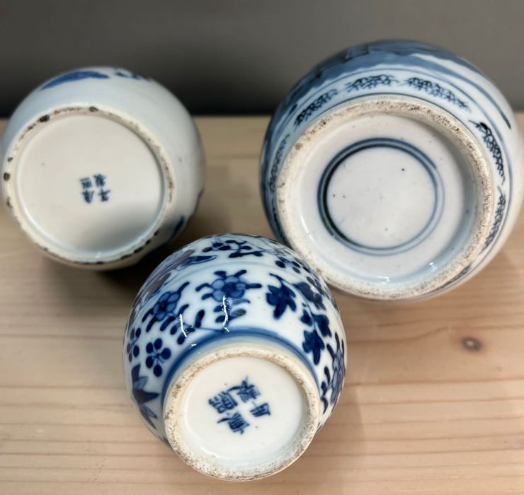 Three blue and white vases - Image 3 of 4