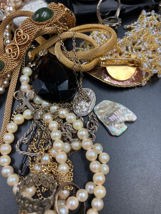 A small volume of costume jewellery to include brooches, pearl necklaces etc. - Image 5 of 5