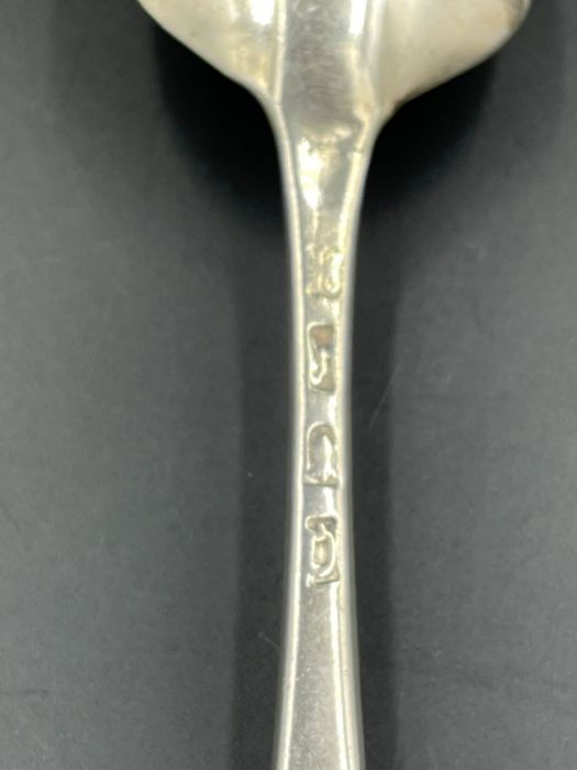 A single hallmarked Georgian spoon (Approximate total weight 56g) - Image 2 of 3