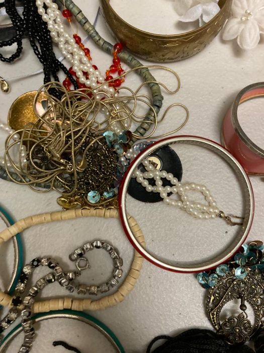 A quantity of costume jewellery - Image 2 of 4