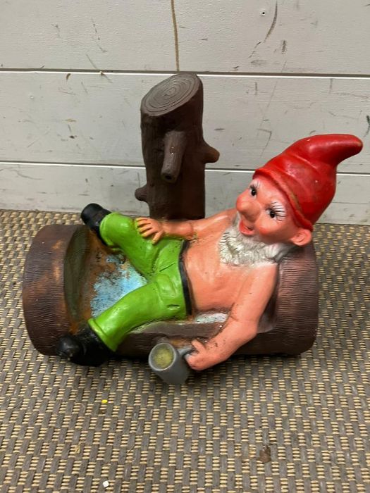A garden gnome resting on a log after a few beers (H26cm) - Image 2 of 2