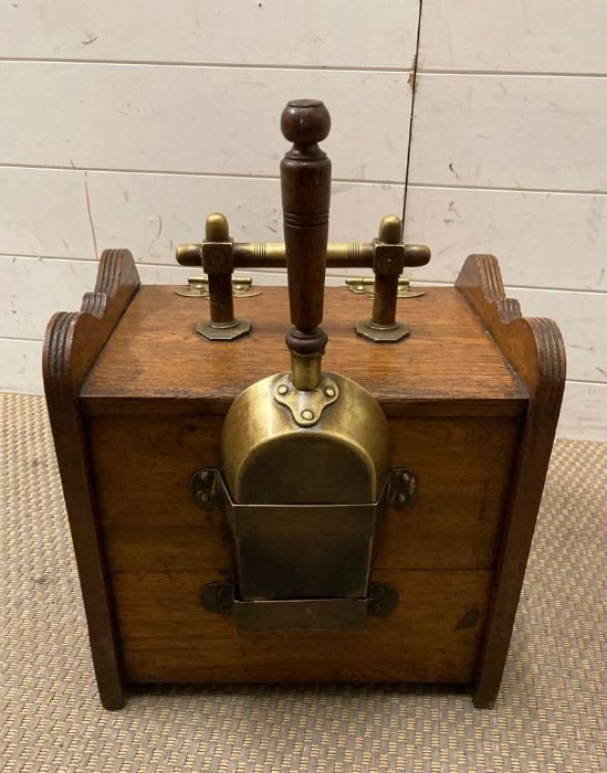 A farm house oak and brass coal scuttle bin with metal liner - Image 5 of 6