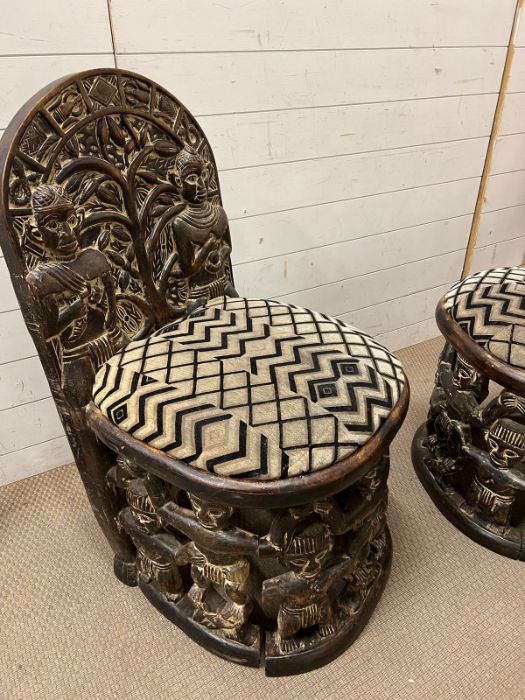 A pair of carved seats with tribal theme carving to back and base - Image 3 of 10