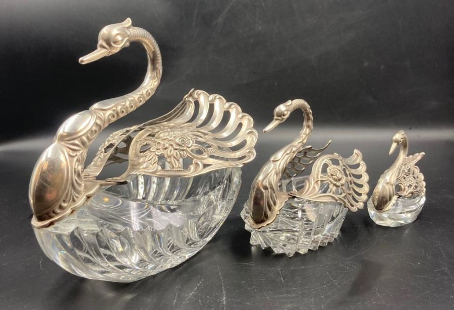 Three graduated swans in glass and silver, marked 925 with articulated wings
