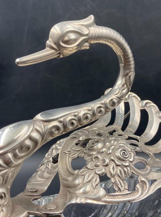 Three graduated swans in glass and silver, marked 925 with articulated wings - Image 5 of 6