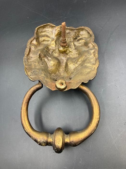 A brass lion shaped door knocker - Image 2 of 2