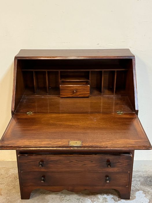 An oak bureau with fall front opening drawers pigeon holes (H97cm W77cm D45cm) - Image 3 of 3