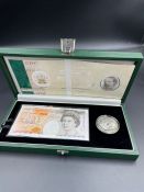 The Royal Mint & Bank of England - 1996 - Ten pound note with silver proof crown set. Her majesty