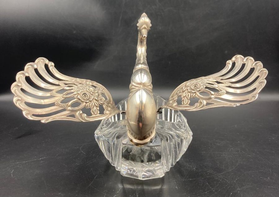 Three graduated swans in glass and silver, marked 925 with articulated wings - Image 6 of 6