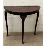 A Georgian style mahogany half moon table (H74cm W74cm D36cm)