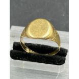 A 18ct yellow gold signet ring (Approximate Total Weight 5.7g)