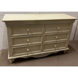 A contemporary low chest of drawers (H91cm W140cm D62cm)