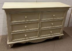 A contemporary low chest of drawers (H91cm W140cm D62cm)