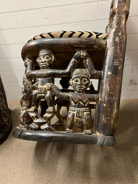 A pair of carved seats with tribal theme carving to back and base - Image 6 of 10