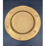 An Art Nouveau brass plate approximately 20cm in diameter