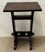 An oak reading stand or lectern Arts and Crafts style (H68cm W40cm D26cm)