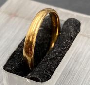 A 22ct gold wedding band (Approximate weight 2.2g)
