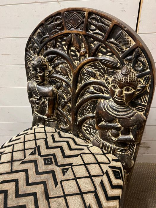 A pair of carved seats with tribal theme carving to back and base - Image 8 of 10