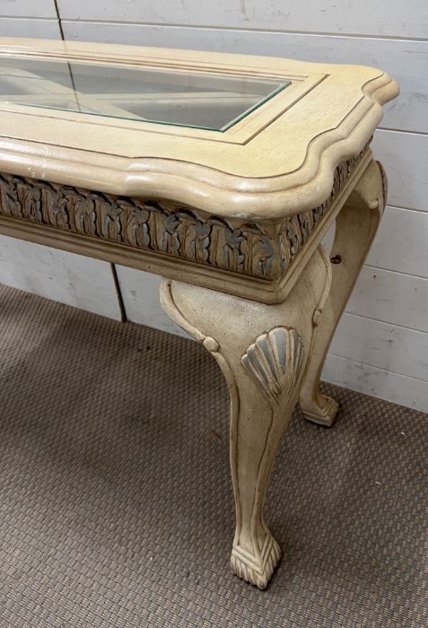 A French style console table with glass top and shell detail to legs (H73cm W130cm D46cm) - Image 3 of 3