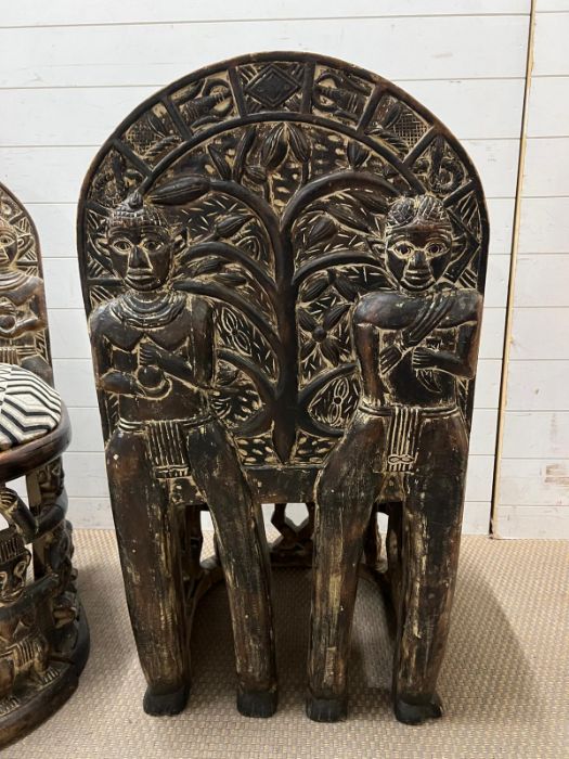 A pair of carved seats with tribal theme carving to back and base - Image 5 of 10