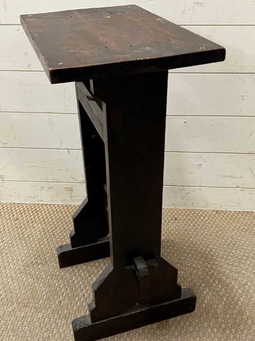 An oak reading stand or lectern Arts and Crafts style (H68cm W40cm D26cm) - Image 3 of 3