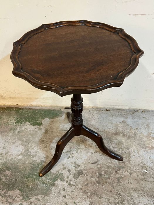 A mahogany wine table (H53cm Dia36cm)