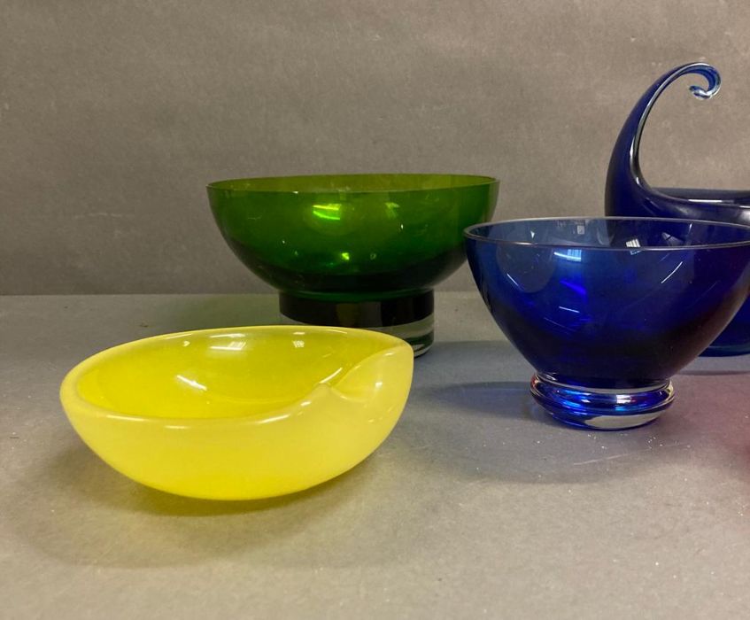 A selection of art glass, mainly Mid Century to include vases, bowls etc. - Image 4 of 4