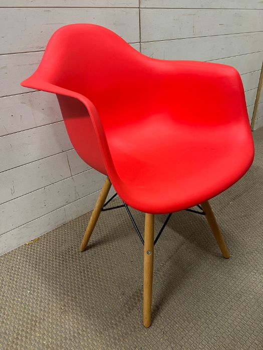 A contemporary chair in the style of Herman Miller Eames - Image 2 of 3