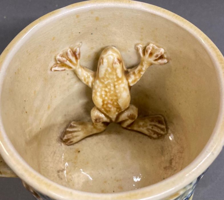 A Staffordshire two handled frog mug - Image 4 of 4