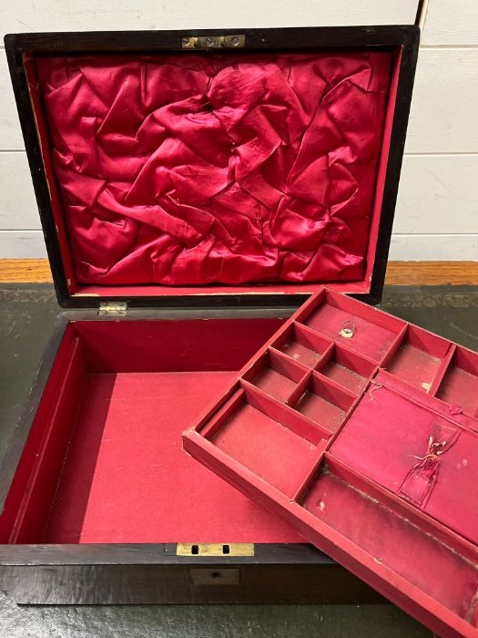 A rosewood dressing table box with fitted jewellery compartments - Image 4 of 5