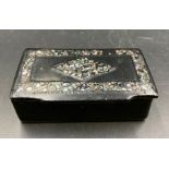 A Japanese inlaid abalone snuff box