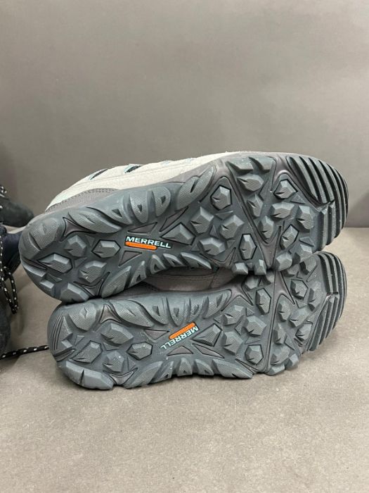Three pairs of outdoor pursuits boots and shoes by Sorel, Berhaus and Merrell, sizes 8 and 8.5 - Image 9 of 9