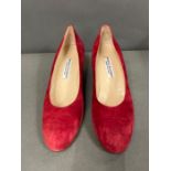 A pair of Manolo Blahnik pink court shoes, size 41