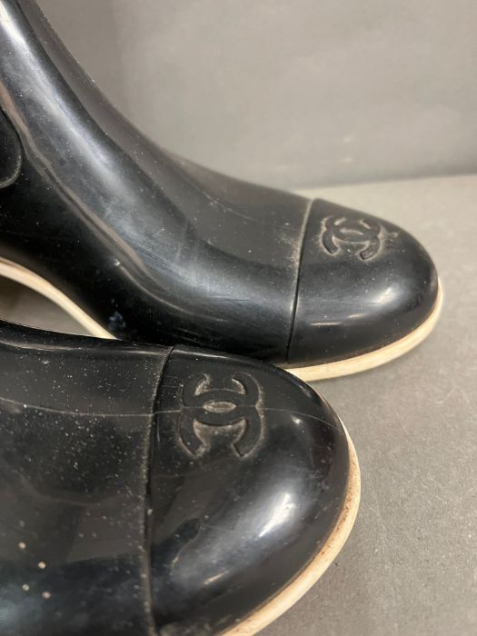 A pair of Chanel Camelia Rain boots - Image 2 of 6